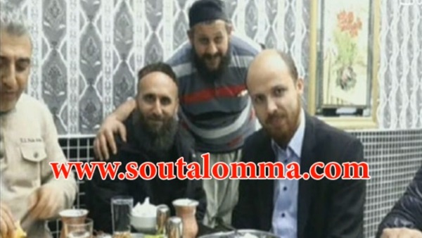 «موسي» يعرض صورًا لنجل «أردوغان» خلال لقاءه بعناصر «داعش» «موسي» يعرض صورًا لنجل «أردوغان» خلال لقاءه بعناصر «داعش»
