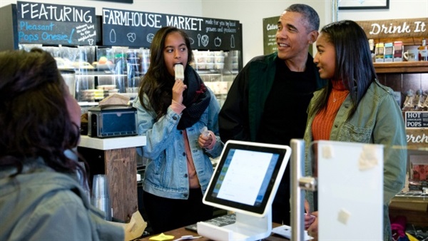 بالصور.. أوباما يتسوق مع إبنتيه ويشترى «آيس كريم»
