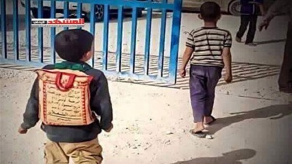 طفل يمني يكمل تعليمه بـ«كيس أرز»