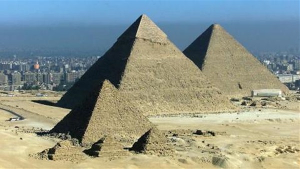 الأهرمات تضاء بالأخضر إحتفالا بمؤتمر المناخ الأهرمات تضاء بالأخضر إحتفالا بمؤتمر المناخ