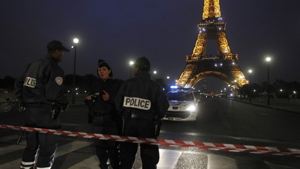 قادة العالم يقفون دقيقة حداد على أرواح ضحايا هجمات باريس