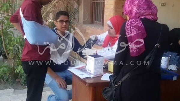  بالصور .. طلاب كلية التجارة ببورسعيد يتبرعون بالدم