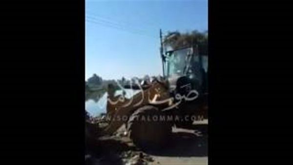 بالفيديو: فضيحة.. سيارات المجلس المحلى بالغربية تلقى القمامة فى النيل