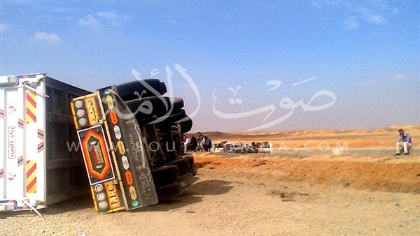 بالصور.. إنقلاب سيارة نقل بطريق السويس بالصور.. إنقلاب سيارة نقل بطريق السويس