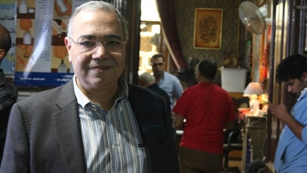 عصام خليل يدلي بصوته في مصر الجديدة: شاركوا في آخر استحقاق انتخابي