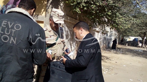 بالصور.. عناصر الجيش تتولى تفتيش الناخبين يلجان حلوان