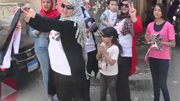 دائرة المرج تستقبل "الناخبين" بأغاني شعبية ووصلات رقص أمام اللجان