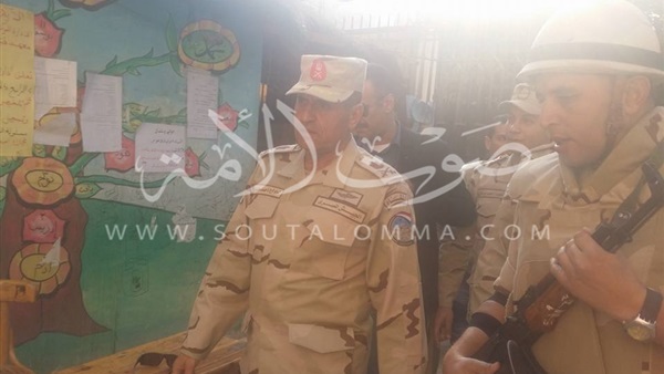 بالصور.. «القائد الأعلى لسلاح المشاة» يتفقد سير العملية الانتخابية بالمعادي