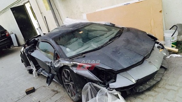 بالفيديو والصور.. "لامبورجيني أفنتادور" محطمة تباع بـ 100 ألف دولار بالفيديو والصور.. "لامبورجيني أفنتادور" محطمة تباع بـ 100 ألف دولار