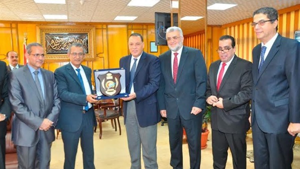 رئيس جامعة القناة يبحث سبل التعاون مع وفد هيئة الطاقة الذرية رئيس جامعة القناة يبحث سبل التعاون مع وفد هيئة الطاقة الذرية