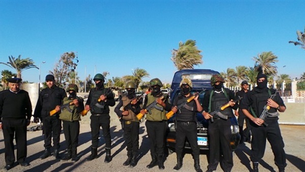 "أمن شمال سيناء" يفتش سيارات مشبوهة في شوارع العريش