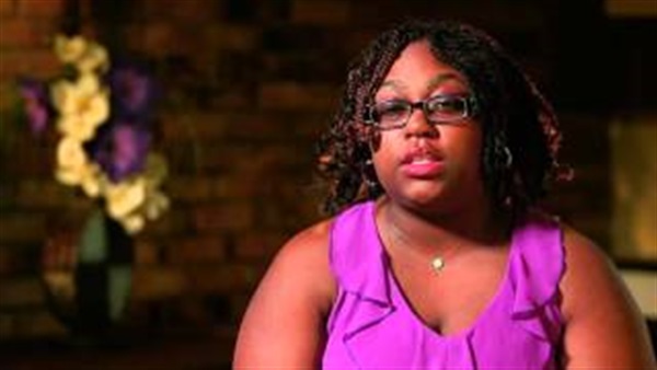 بالفيديو.. أمريكية تتغذى على معطر الجو