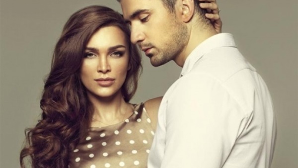 باحث يكشف سلاح المرأة لجذب الرجل