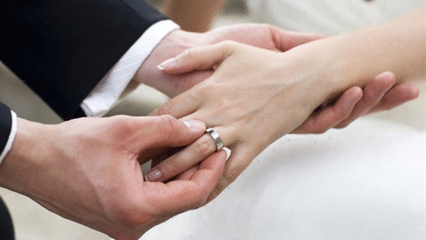 العدل تلزم الأجنبي بإيداع 50 ألف جنيه بالبنك قبل الزواج من "مصرية"