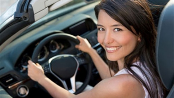 بالأدلة العلمية: المرأة أفضل من الرجل في قيادة السيارة