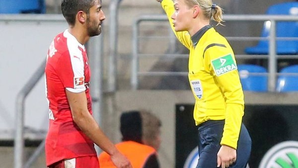 بالصورة.. إيقاف لاعب في ألمانيا 5 أسابيع بسبب تهجمه على «حكمة» بالصورة.. إيقاف لاعب في ألمانيا 5 أسابيع بسبب تهجمه على «حكمة»