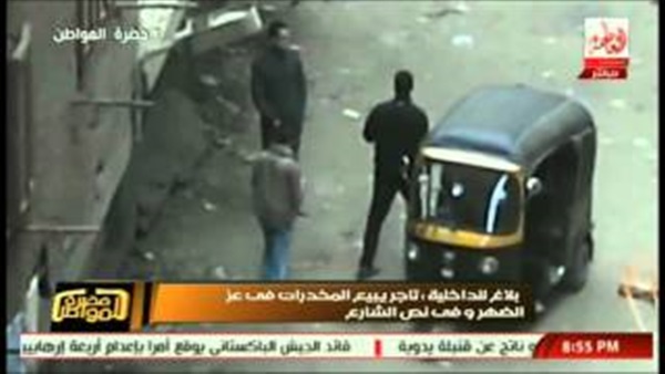 شاهد.. شباب يتاجرون فى المخدارت في وضح النهار بـ«فيصل» شاهد.. شباب يتاجرون فى المخدارت في وضح النهار بـ«فيصل»