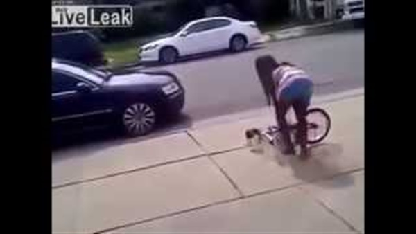 بالفيديو.. شاب ينهي معركته مع فتاة بطريقة عجيبة بالفيديو.. شاب ينهي معركته مع فتاة بطريقة عجيبة