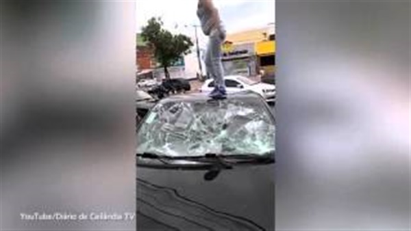 بالفيديو.. برازيلية تحطم سيارة زوجها الخائن بيديها وقدميها بالفيديو.. برازيلية تحطم سيارة زوجها الخائن بيديها وقدميها