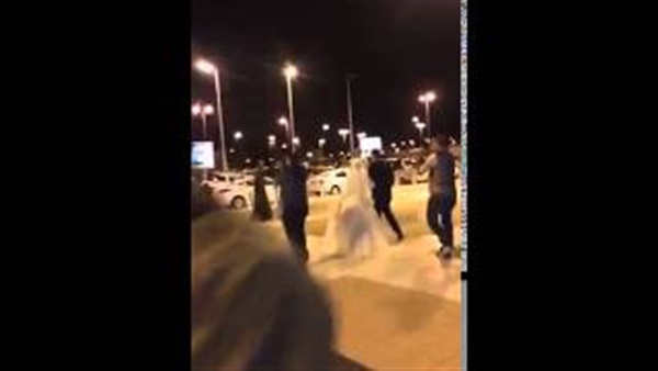 بالفيديو.. لحظة استقبال شاب مصري عروسه في مطار ينبُع بالفيديو.. لحظة استقبال شاب مصري عروسه في مطار ينبُع