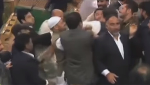 بالفيديو.. أشهر «خناقات الشوارع» فى برلمانات العالم بالفيديو.. أشهر «خناقات الشوارع» فى برلمانات العالم