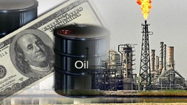 الطاقة الدولية تتوقع إستمرار تخمة المعروض من النفط حتى نهاية 2016