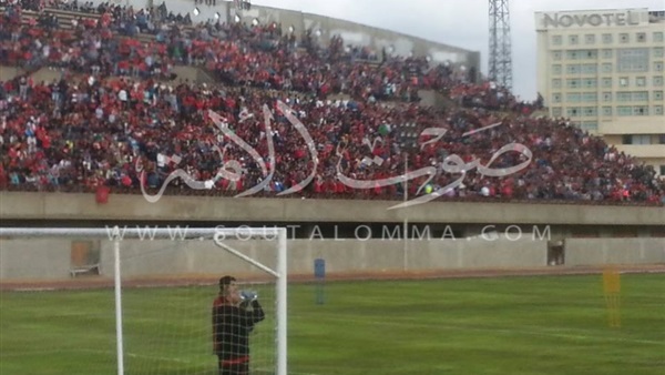 بالصور.. توافد جمهور الأهلي على ملعب التتش