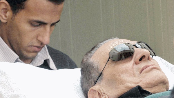 «مبارك مات» يتصدر تويتر.. ومغردون «أكتر واحد مات في مصر»