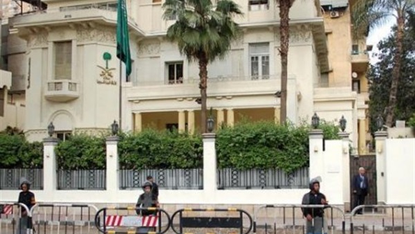 السفارة السعودية بالقاهرة: رفض القنصلية العامة استلام جوازات المعتمرين «كذب»