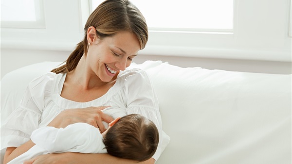 الرضاعة الطبيعية تقي الأمهات من أخطر أمراض العصر