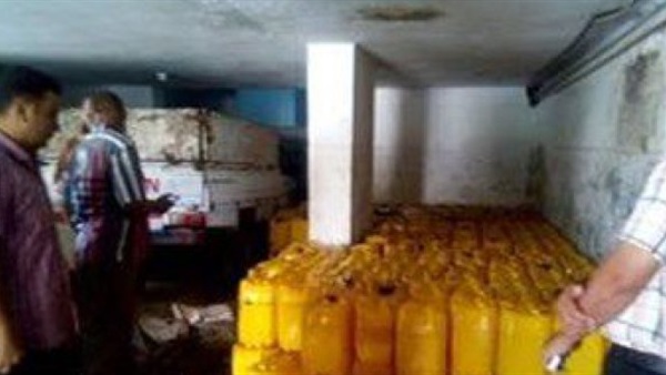 إعدام طن زيت طعام ومواد غذائية فاسدة بالمنيا إعدام طن زيت طعام ومواد غذائية فاسدة بالمنيا