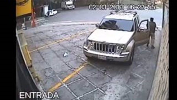 بالفيديو.. لحظة إطلاق الرصاص على لص حاول سرقة سيارة