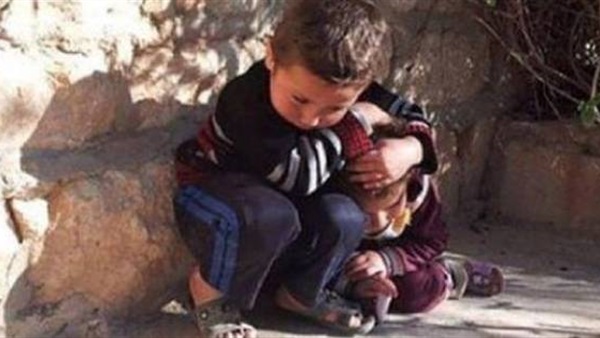 صورة طفل سوري يحمى أخته من المتفجرات تشعل مواقع التواصل صورة طفل سوري يحمى أخته من المتفجرات تشعل مواقع التواصل