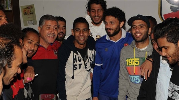 لاعبو الأهلي يحتفلون بـ «الكابيتانو» لاعبو الأهلي يحتفلون بـ «الكابيتانو»