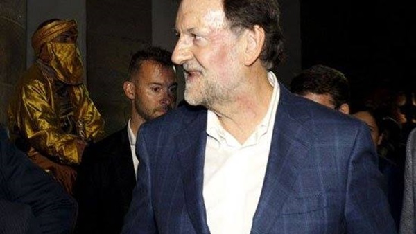 بالفيديو والصور.. تورم وجه رئيس وزراء أسبانيا بعد لكمة معارض بالفيديو والصور.. تورم وجه رئيس وزراء أسبانيا بعد لكمة معارض