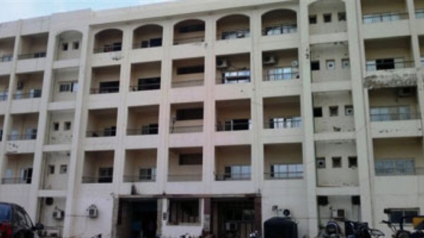 وكيل صحة الشرقية يتوجه إلى مستشفي الزقازيق لمتابعة حالة رئيس الجامعة