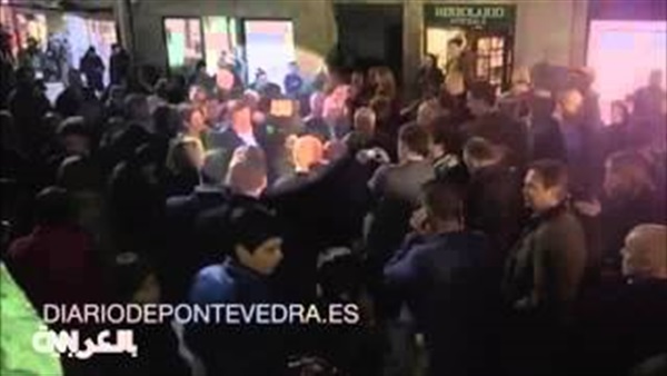 بالفيديو..شاب غاضب يصفع رئيس الوزراء الإسباني على وجهه بالفيديو..شاب غاضب يصفع رئيس الوزراء الإسباني على وجهه