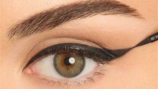 مفاجأة.. أقلام الكحل تصيب النساء بالعمى مفاجأة.. أقلام الكحل تصيب النساء بالعمى