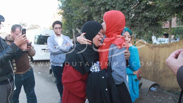 بالصورة.. والدة «إسراء الطويل» تنتظر أمام القسم لاستقبال ابناتها 