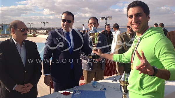 بالصور.. محافظ الفيوم يُسلم الجوائز للفائزين ببطولة كأس مصر للشراع