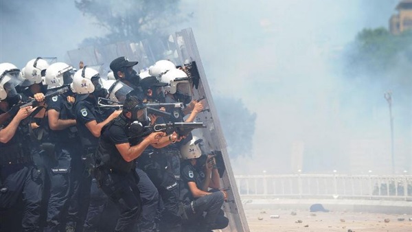 الشرطة التركية تطلق الغاز المسيل للدموع ضد محتجين على حظر التجول الشرطة التركية تطلق الغاز المسيل للدموع ضد محتجين على حظر التجول
