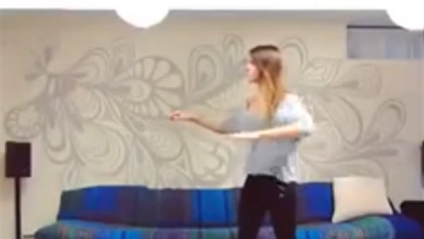 بالفيديو.. فتاة حسناء تشعل مواقع التواصل بحركاتها المذهلة بالفيديو.. فتاة حسناء تشعل مواقع التواصل بحركاتها المذهلة