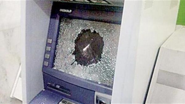 سعودي ينتقم من إفلاسه بتهشيم 15 جهاز صراف آلي سعودي ينتقم من إفلاسه بتهشيم 15 جهاز صراف آلي