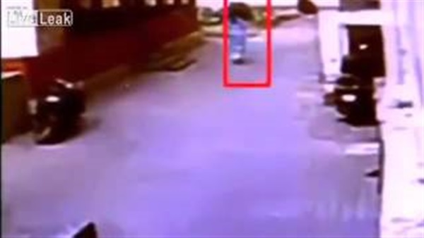 بالفيديو.. لحظة محاولة فتاة الانتحار بإلقاء نفسها في بئر بالفيديو.. لحظة محاولة فتاة الانتحار بإلقاء نفسها في بئر