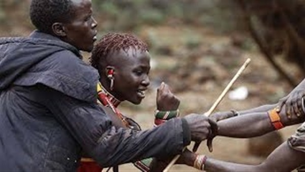 بالفيديو..أغرب عادات القبائل من اجل اثبات الرجولة