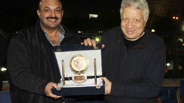 مرتضى يمنح درع الزمالك للامير "طلال" مرتضى يمنح درع الزمالك للامير "طلال"