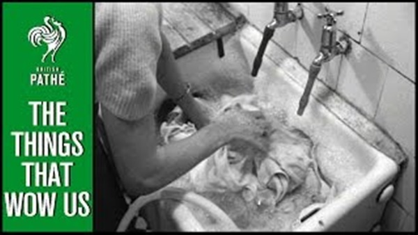 بالفيديو.. شاهد غسالة ملابس مصنوعة يدويا عام 1951 بالفيديو.. شاهد غسالة ملابس مصنوعة يدويا عام 1951