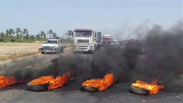 عناصر الإخوان يشعلون النيران في إطارات السيارات بالشرقية عناصر الإخوان يشعلون النيران في إطارات السيارات بالشرقية