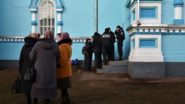 الخلاف بين كنيستي روسيا واوكرانيا يعكس صدامات في قرية اوكرانية
