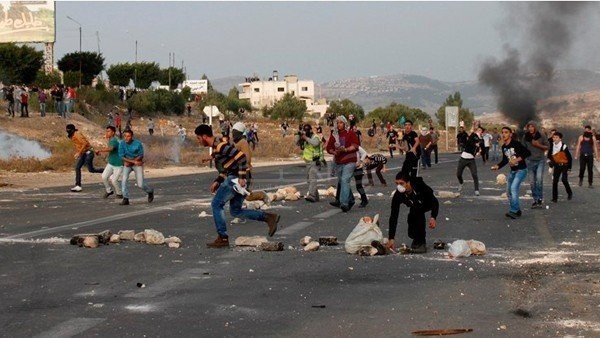 إصابة 4 فلسطينيين في مواجهات مع جيش الاحتلال شرق غزة إصابة 4 فلسطينيين في مواجهات مع جيش الاحتلال شرق غزة